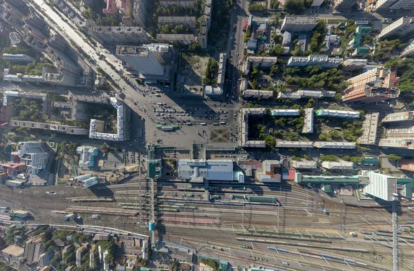 Vista aérea de la ciudad con encrucijada, caminos, casas, edificios, parques, estacionamientos, puentes — Foto de Stock