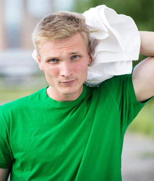 Moe man na fitness tijd en oefenen. Met witte handdoek — Stockfoto