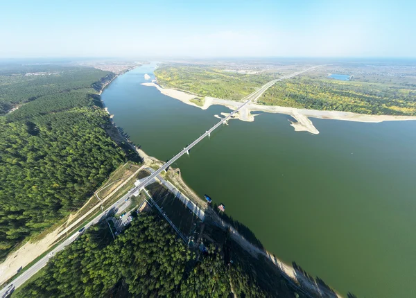 ダウンタウンの空撮。岐路に立って、家、建物および公園. — ストック写真