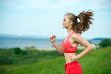 Genç kadın yaz park kırsal yol. Açık egzersizleri. J