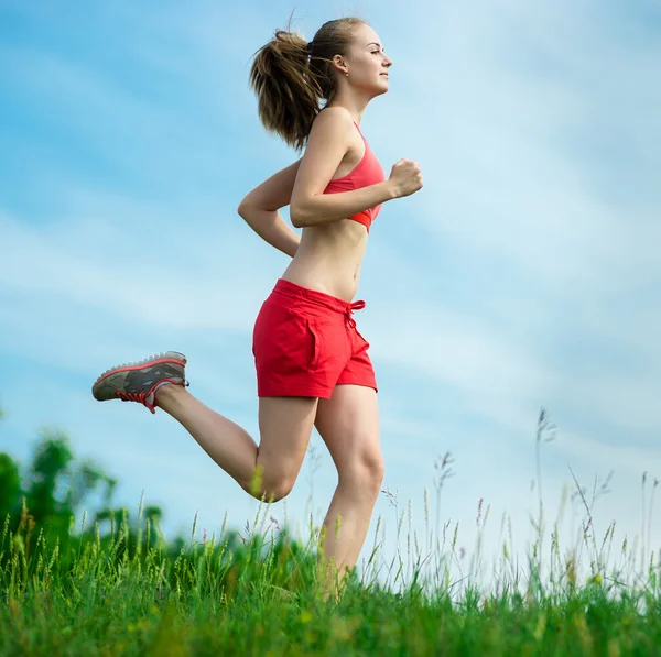 Νεαρή γυναίκα τρέχει καλοκαίρι πάρκο αγροτικό δρόμο. Υπαίθριες ασκήσεις. J — Φωτογραφία Αρχείου