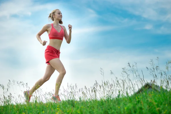 Jonge vrouw zomer park landelijke weg lopen. Buiten oefeningen. J — Stockfoto