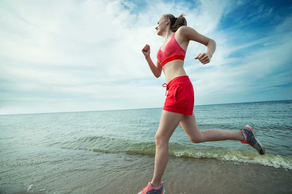 Młoda dama działa na słoneczne lato piasek plaży. Treningu. Jogging Obrazek Stockowy