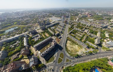 Şehrin havadan görünümü. Kavşak, evler, binalar ve parklar.