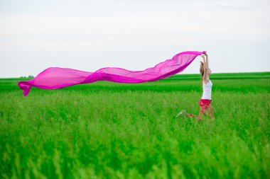 Genç Bayan runing doku yeşil alanı ile. Kadın ve eşarp.