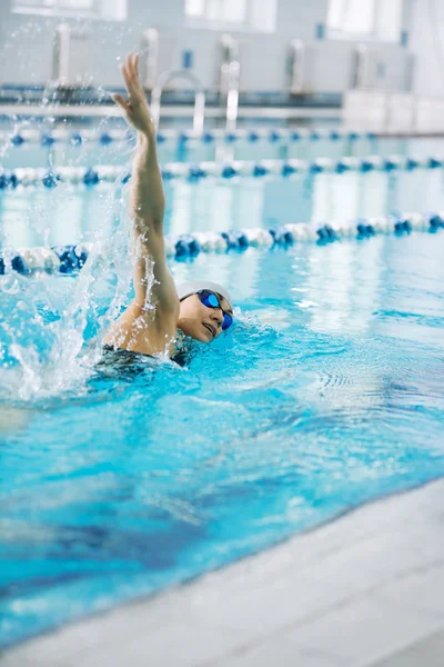 Junges Mädchen in Brille schwimmt vorne kriechen Schlaganfall-Stil — Stockfoto