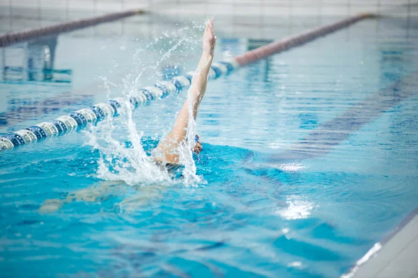 Junges Mädchen in Brille schwimmt vorne kriechen Schlaganfall-Stil — Stockfoto