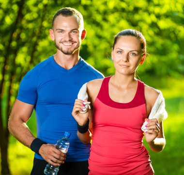 atletik erkek ve kadın fitness egzersiz sonrası