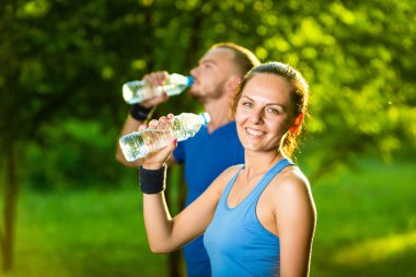 erkek ve kadın içme suyu şişe fitness spor egzersiz sonrası