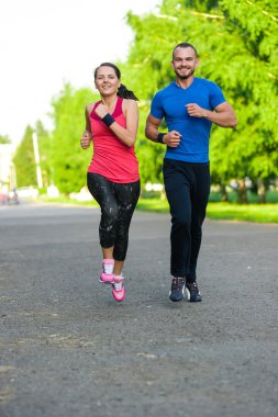 Açık havada çalışan eğitim kaçakçıları. Şehir dışında koşu çalışan çift. 