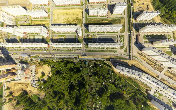 市中心的鸟瞰图。十字路口，房屋、 建筑物和公园. — 图库照片