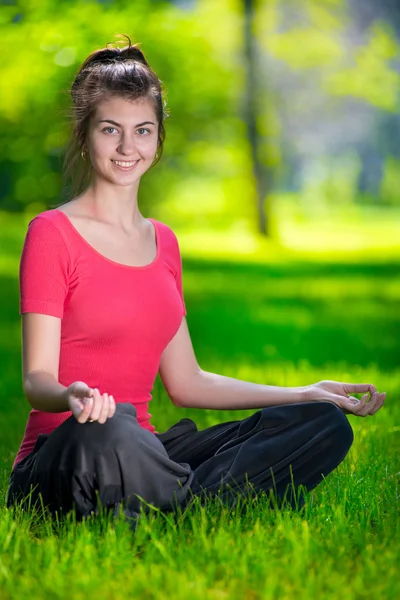 Jovem fazendo exercícios de ioga — Fotografia de Stock