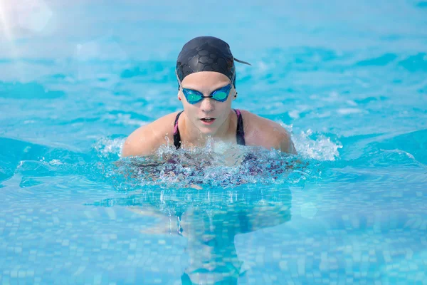 Junge Mädchen schwimmen Schmetterling Schlaganfall-Stil — Stockfoto