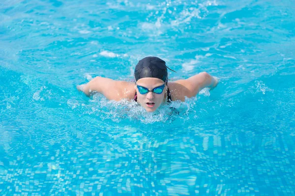 Menina jovem natação borboleta estilo acidente vascular cerebral — Fotografia de Stock