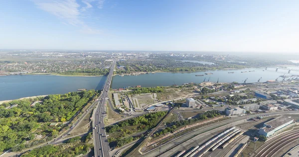 Widok na miasto antenowe z rozdrożu, drogi, domy, budynki, parki, parkingi — Zdjęcie stockowe