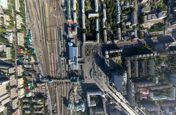 Vista aérea de la ciudad con encrucijada, caminos, casas, edificios, parques, estacionamientos —  Fotos de Stock