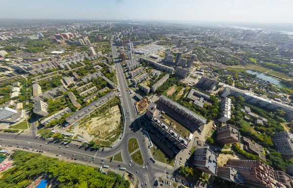 A légi felvétel a belváros. Crossroads, családi házak, épületek és parkok. — Stock Fotó