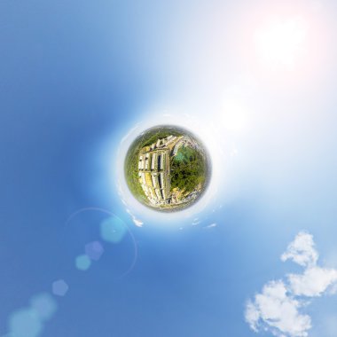 Şehrin havadan görünümü. Kavşak, evler, binalar ve parklar. Küçük gezegen Küre.