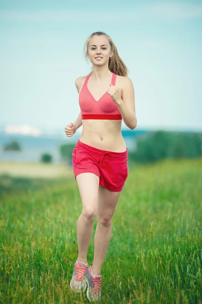 Mujer joven dirigiendo el parque de verano camino rural. Ejercicios al aire libre J) — Foto de Stock