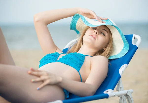 Jovem senhora tomando sol em uma praia. Mulher bonita posando no — Fotografia de Stock