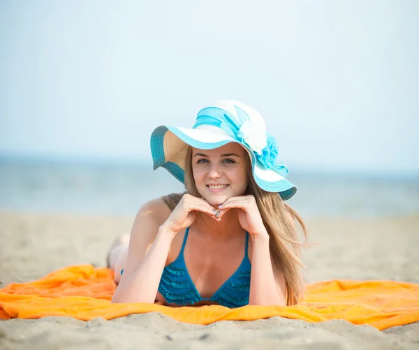 Jonge dame zonnebaden op een strand. Mooie vrouw die zich voordeed op de — Stockfoto