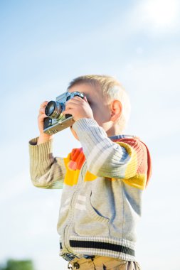 Açık çekim eski bir kamera ile küçük çocuk.