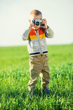 Açık çekim eski bir kamera ile küçük çocuk.