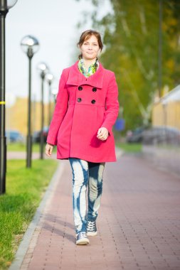 Sonbahar street yürüyüş kırmızı paltolu güzel kadın. 
