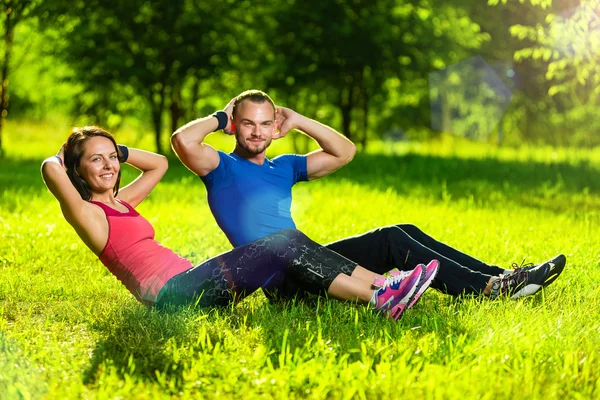Exercício de casal no parque da cidade. Desporto ao ar livre — Fotografia de Stock