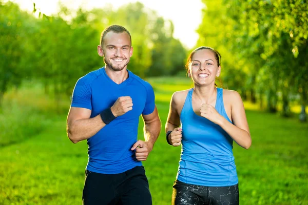 Lopers opleiding buiten uit te werken. Stad running paar joggen buiten. — Stockfoto