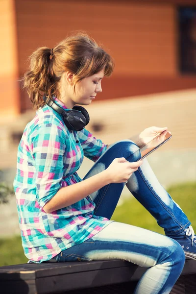 Beautiful young woman student with note pad. Outdoor student. — Stock Photo, Image