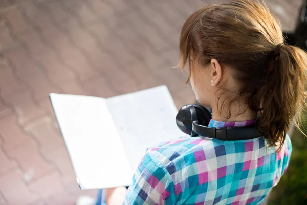 Student meisje met beurt op Bank. Zomer campus park. — Stockfoto