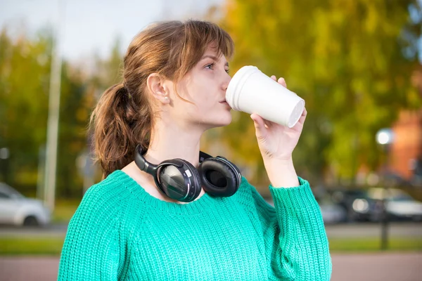 Gelukkig jonge student meisje nemen weg koffie drinken. — Stockfoto