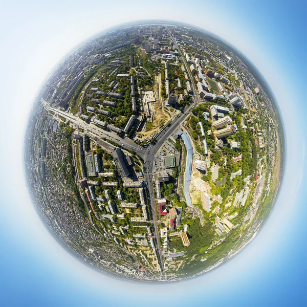 Vista aérea del centro. Encrucijada, casas, edificios y parques. Pequeña esfera planetaria . — Foto de Stock