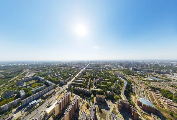 Luchtfoto van het centrum. Kruispunt, huizen, gebouwen en parken. — Stockfoto