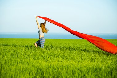 Mutlu kadın kumaş ile buğday alanında. Yaz yaşam tarzı