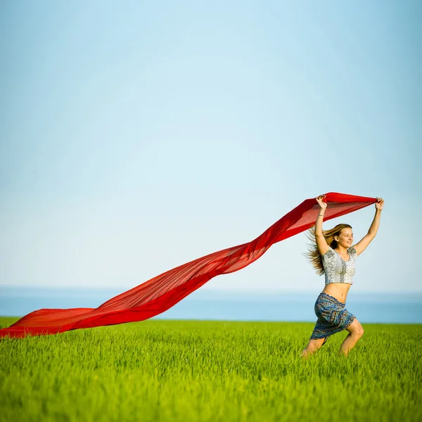 Joven mujer feliz en el campo de trigo con tela. Estilo de vida —  Fotos de Stock