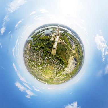 Şehrin havadan görünümü. Kavşak, evler, binalar ve parklar. Küçük gezegen Küre.