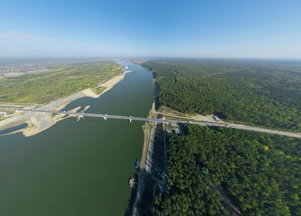 Luchtfoto van het centrum. Kruispunt, huizen, gebouwen en parken. — Stockfoto