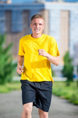 Sportif adam şehir sokak Parkı koşu. Açık alan fitness.