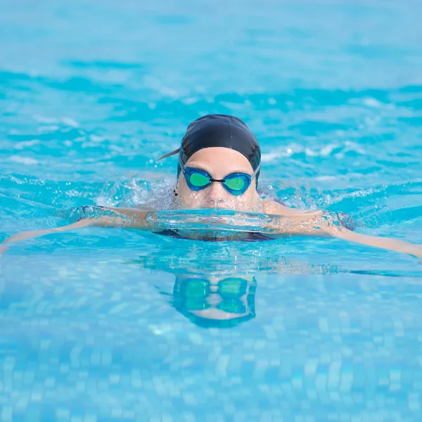 Giovane ragazza nuoto farfalla ictus stile — Foto Stock