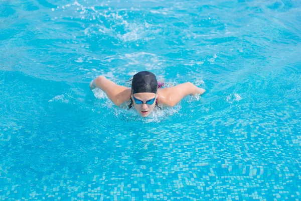 Menina jovem natação borboleta estilo acidente vascular cerebral — Fotografia de Stock