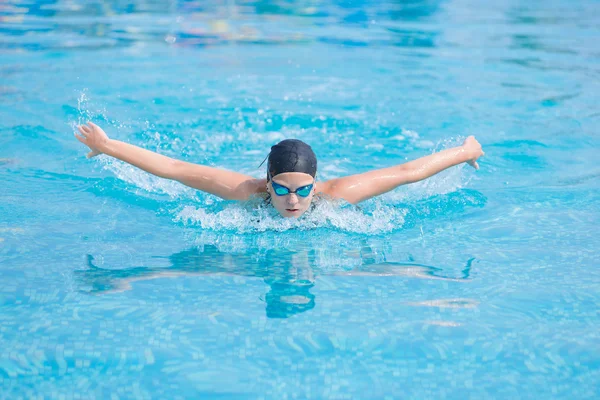 Junge Mädchen schwimmen Schmetterling Schlaganfall-Stil — Stockfoto