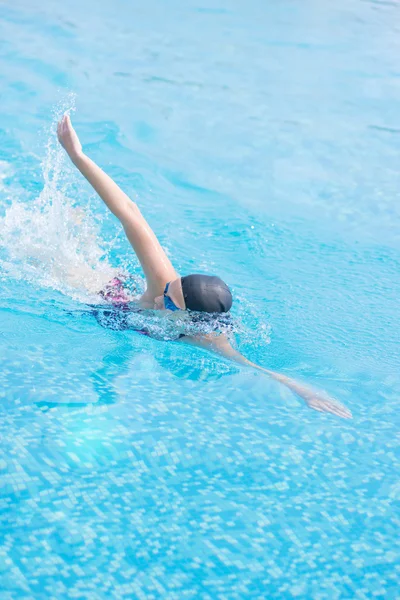 Frau in Schutzbrille schwimmt im Crawl-Stil — Stockfoto