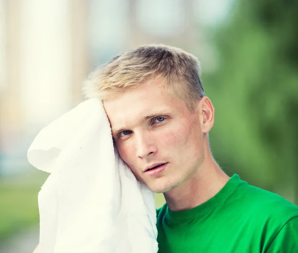Κουρασμένος άνθρωπος μετά από χρόνο γυμναστήριο και την άσκηση. Με λευκή πετσέτα — Φωτογραφία Αρχείου