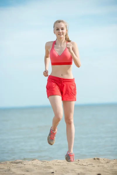 Güneşli yaz kum plajda çalışan genç bayan. Egzersiz. Jog — Stok fotoğraf