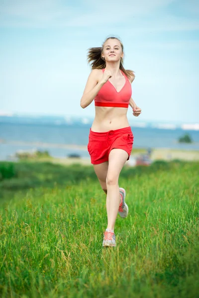 Mujer joven dirigiendo el parque de verano camino rural. Ejercicios al aire libre J) — Foto de Stock