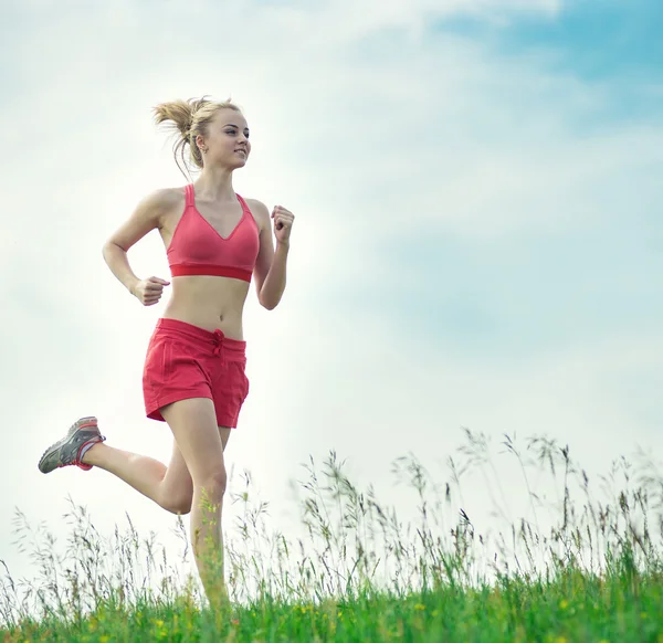 Νεαρή γυναίκα τρέχει καλοκαίρι πάρκο αγροτικό δρόμο. Υπαίθριες ασκήσεις. J — Φωτογραφία Αρχείου