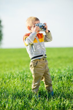 Açık çekim eski bir kamera ile küçük çocuk.