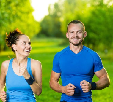 Açık havada çalışan eğitim kaçakçıları. Şehir dışında koşu çalışan çift.